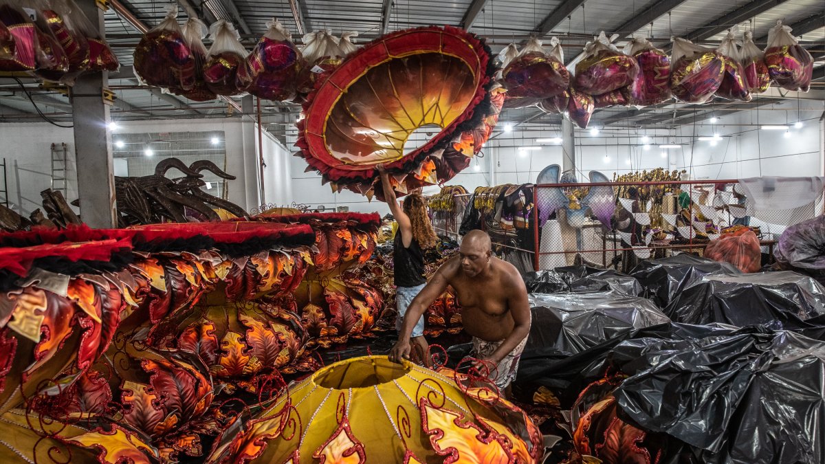 Labor. Empleados de una escuela preparan lo que será su presentación.