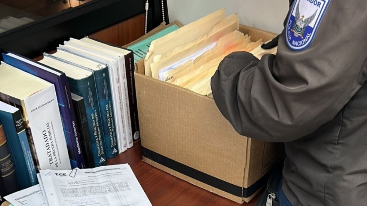 Diligencia. La Policía cumplió allanamientos para recopilar información del caso.