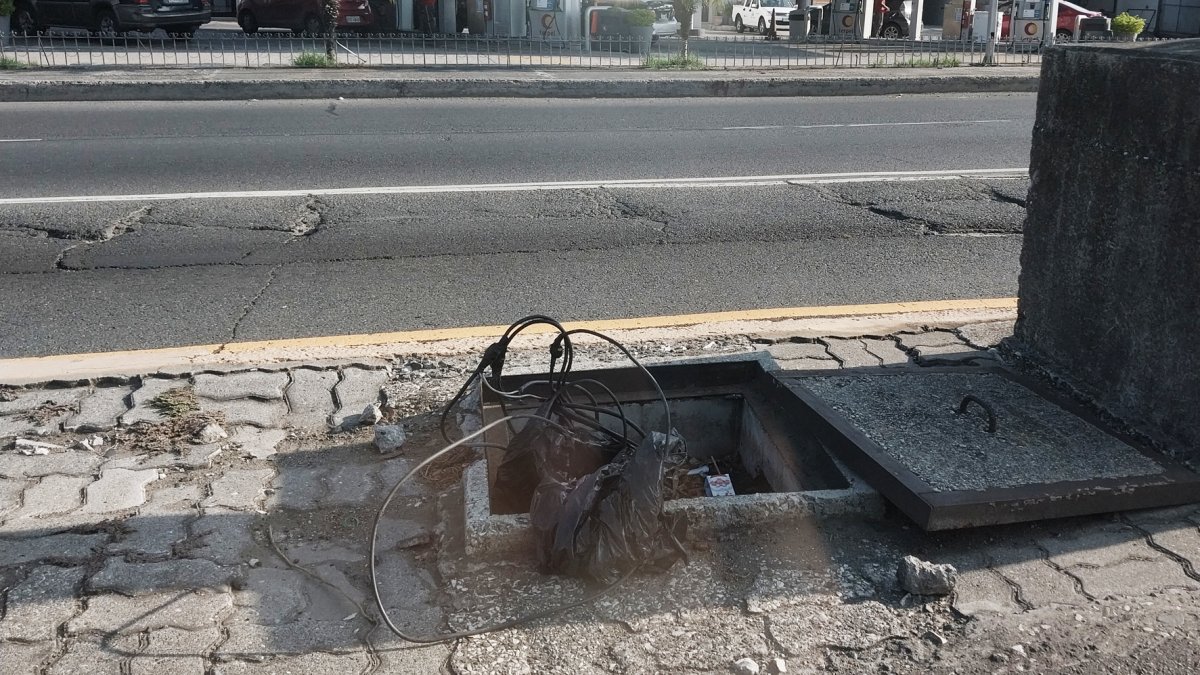 Caja de conexiones eléctricas con sus cables expuestos a los ciudadanos.