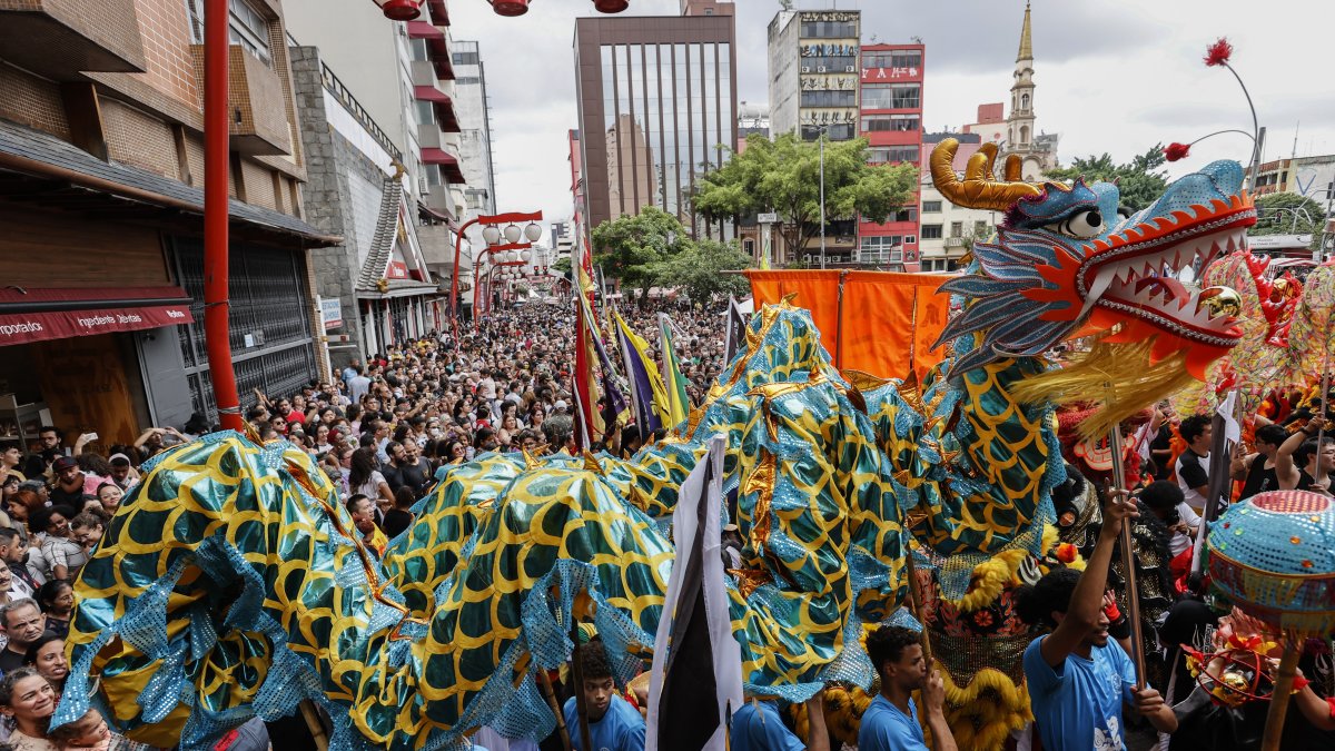 Jornada. Integrantes de la comunidad china bailan la Danza del Dragón durante las celebraciones.