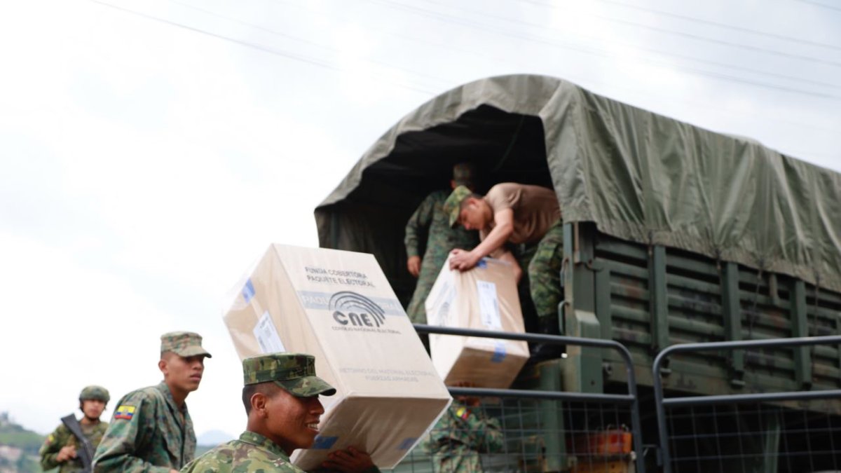 Miembros de las Fuerzas Armadas en la tarea de distribución de kits electorales.