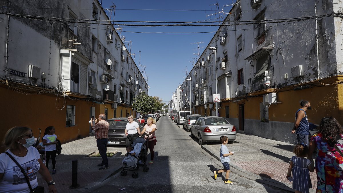 Sevilla. Varias personas transitan en un día cualquiera en Los Pajaritos, uno de los barrios pobres de España.