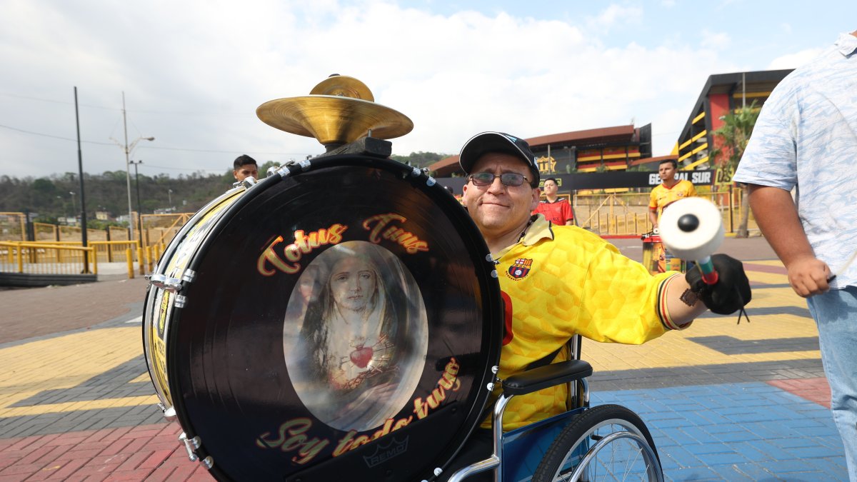 Figura. Wilson  Malavé en un ensayo con la murga, fuera del estadio Monumental.