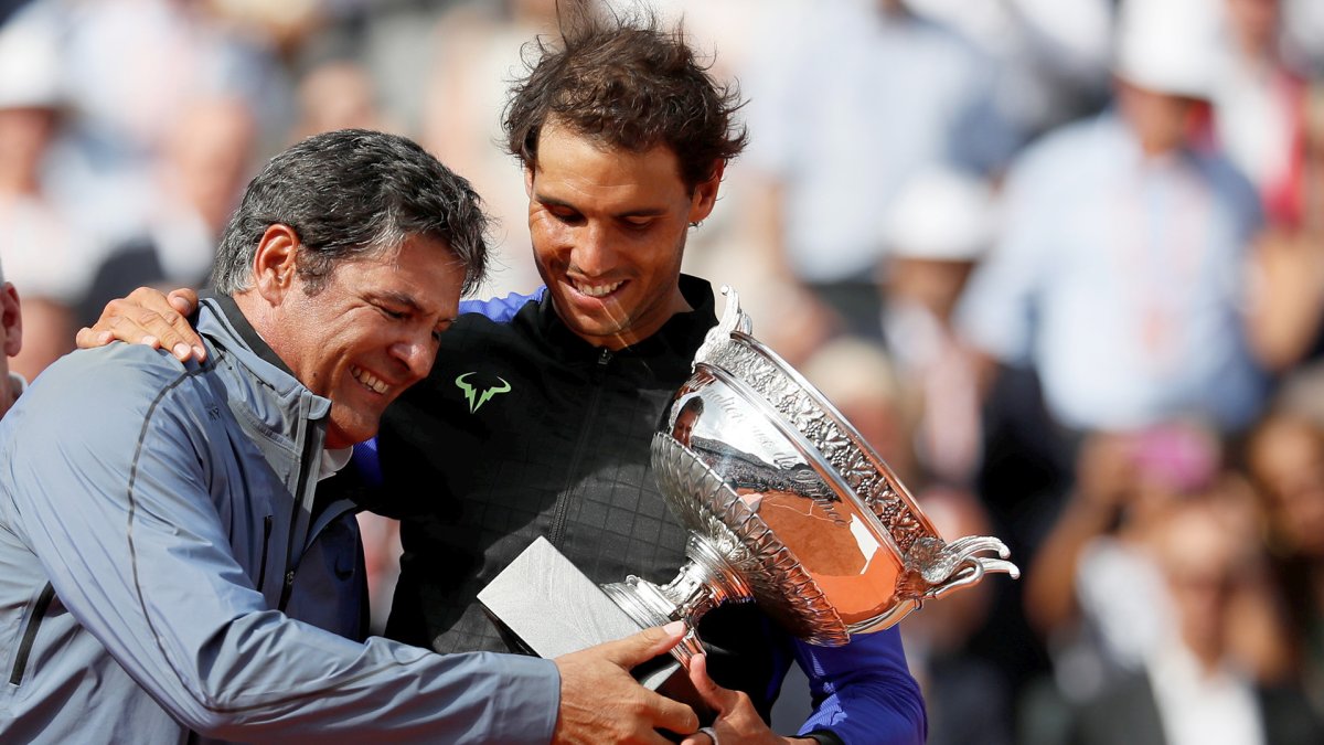 Toni Nadal junto a Rafa Nadal, en uno de sus múltiples éxitos.