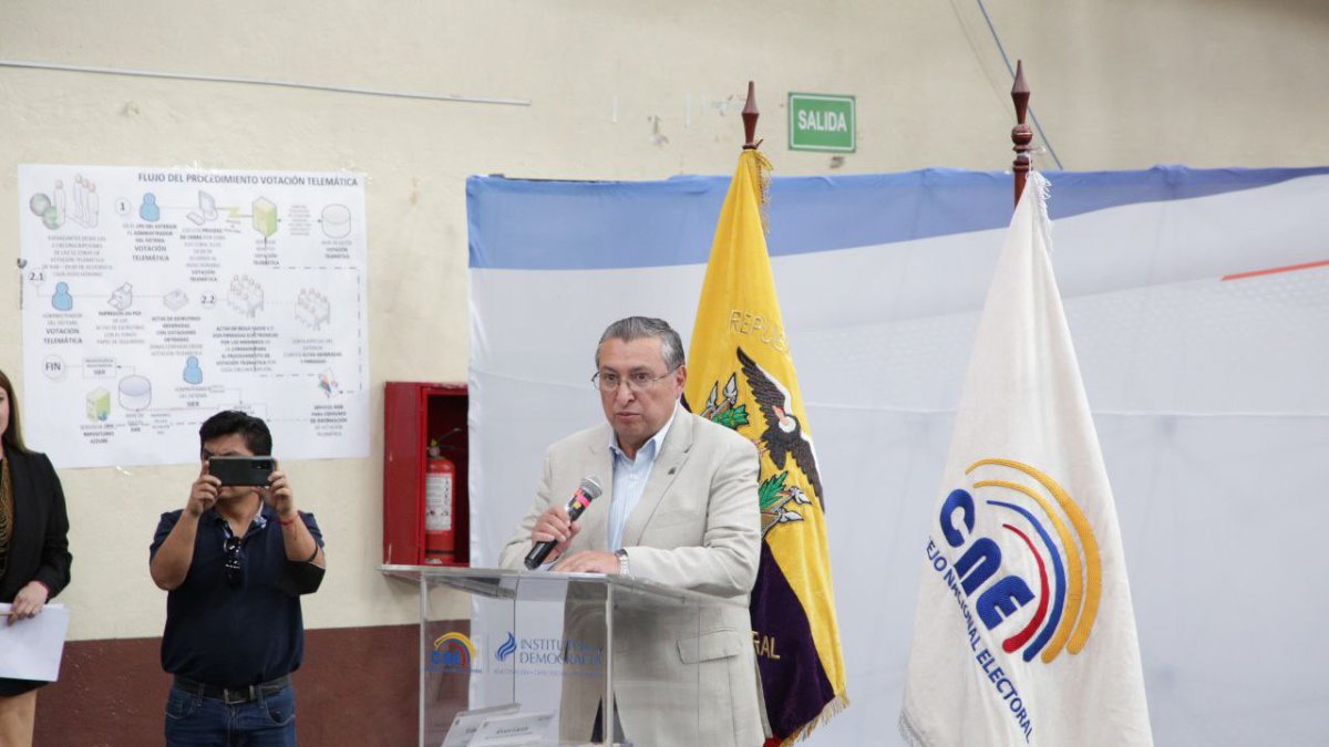 Escenario. El consejero del CNE, Jorge Cabrera, dio inicio al proceso.
