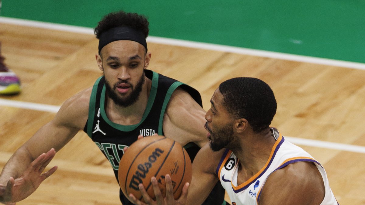 Mikal Bridges (d) anotó 25 puntos en la victoria de los Phoenix Suns.