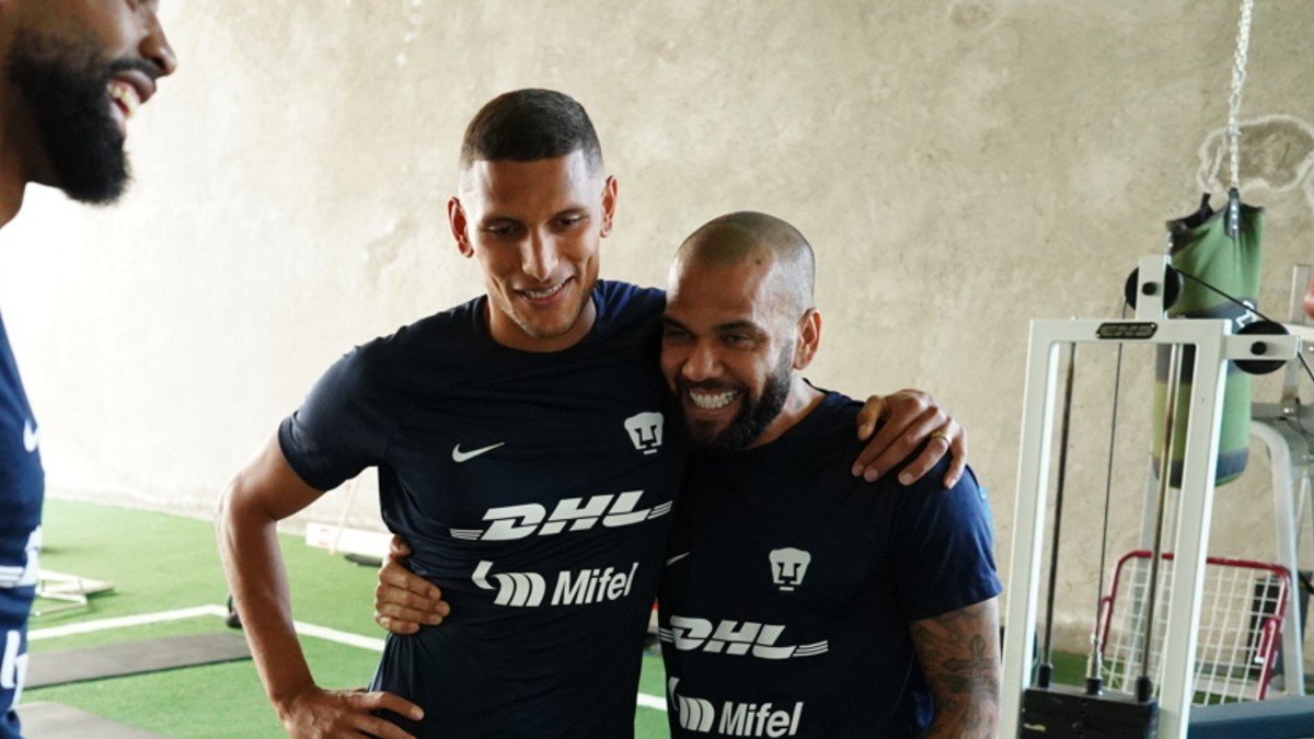 El futbolista Higor Meritão (i) junto a Dani Alves, acusado de abuso sexual.