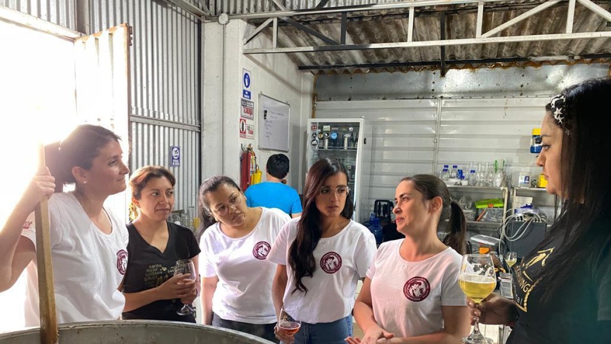 Labor. Un grupo, que es parte de la comunidad, hace cerveza.