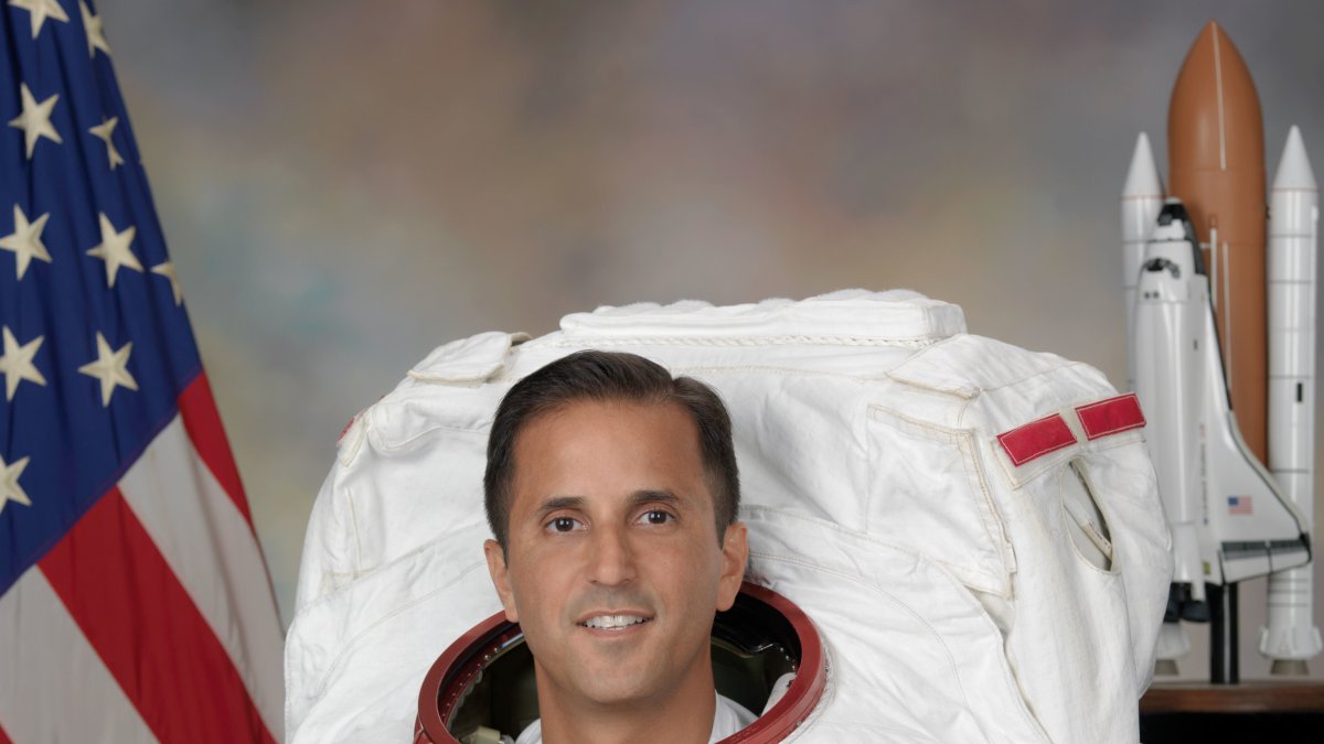 Fotografía cedida por la NASA donde aparece el veterano astronauta de origen puertorriqueño Joseph Acabá que ha estado un total de 306 días en el espacio, repartidos en tres misiones. EFE/NASA