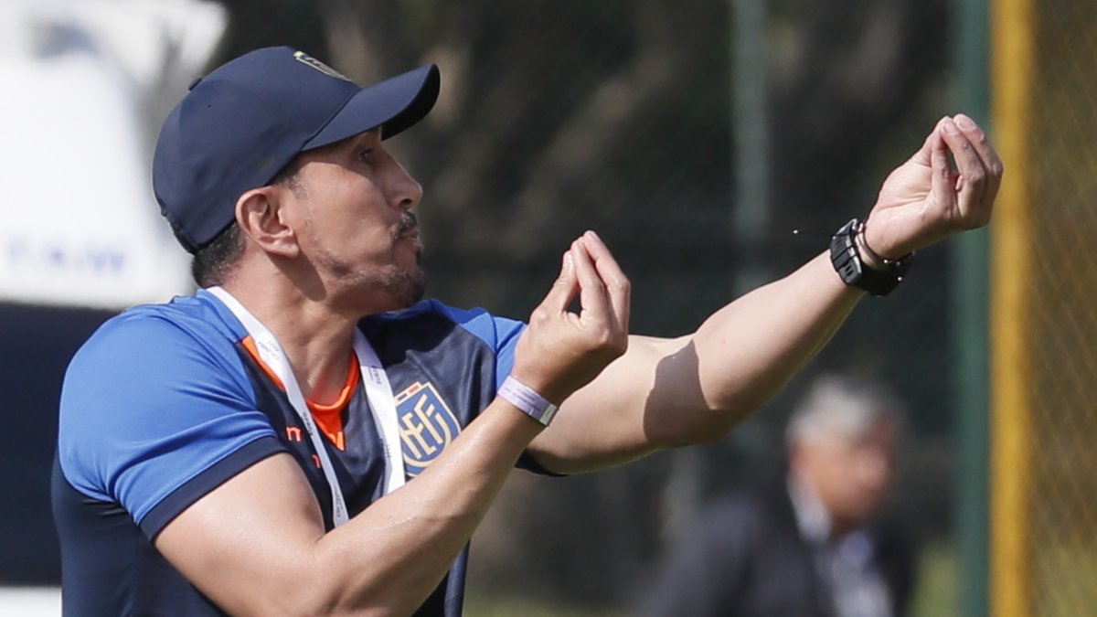 Jimmy Bran, seleccionador de Ecuador sub-20, se mostró contrariado tras la derrota ante Uruguay.