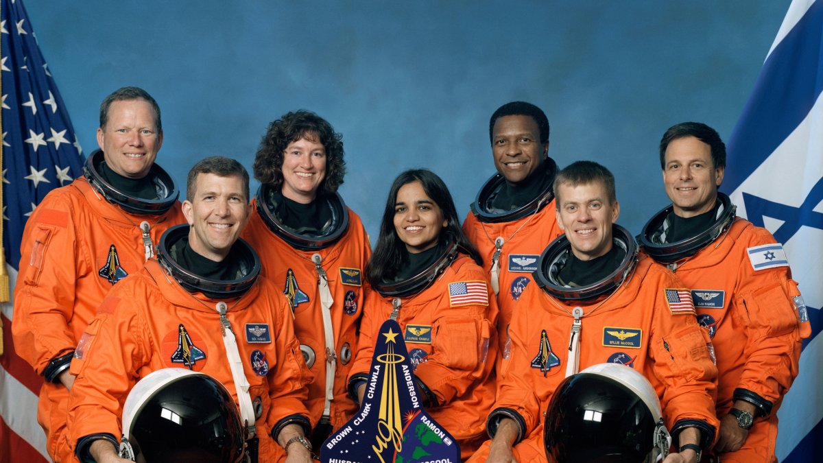 Fotografía cedida por la NASA de un retrato oficial de los siete miembros de la tripulación del STS-107 que viajaban en el vuelo 28 del transbordador espacial Columbia, (sentados de izq. a dcha.) los astronautas Rick D. Husband, comandante de la misión; Kalpana Chawla, especialista en misiones; y William C. McCool, piloto; (de pie de izq. a dcha.) David M. Brown, Laurel B. Clark y Michael P. Anderson, todos especialistas en misiones; e Ilan Ramon, especialista en carga útil, en representación de la Agencia Espacial Israelí. EFE/ Nasa.