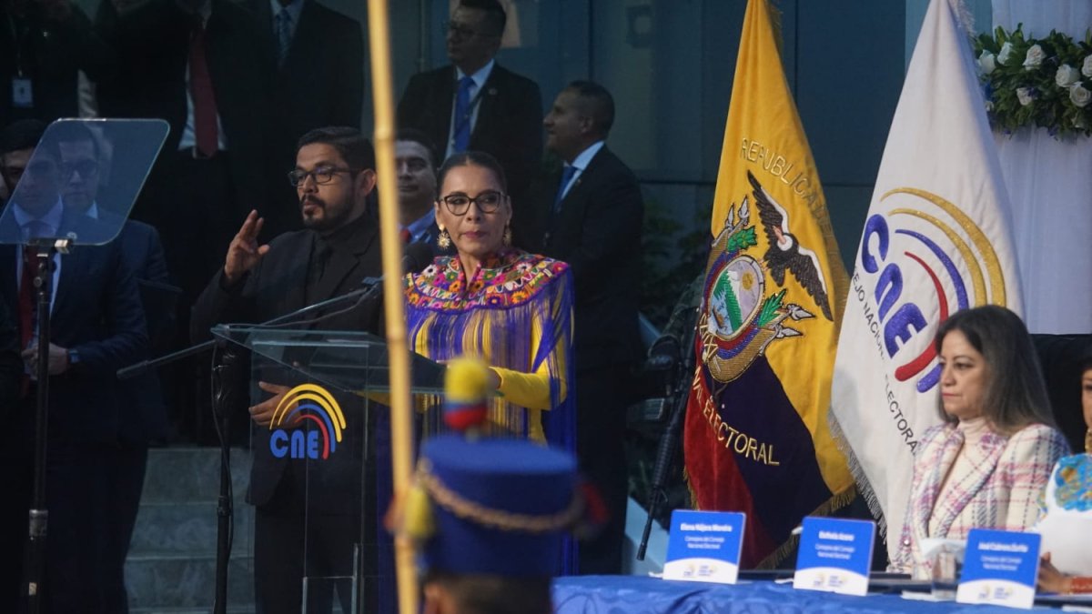 La presidenta del CNE Diana Atamaint inaugura los comicios de este 5 de febrero solidarizándose con la familia del candidato asesinado en Puerto López