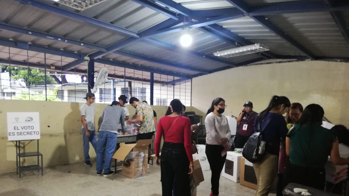 A las 07:21, la junta 345 del colegio Egas todavía alistaba sus papeletas.