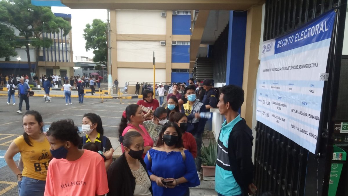En la facultad de ciencias administrativas de la Universidad de Guayaquil, los ciudadanos no pueden ingresar porque no están listas las juntas receptoras del voto