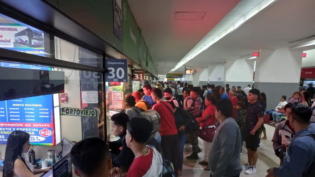 La gente que llega y va del Terminal Terrestre para poder sufragar en otros cantones y provincias