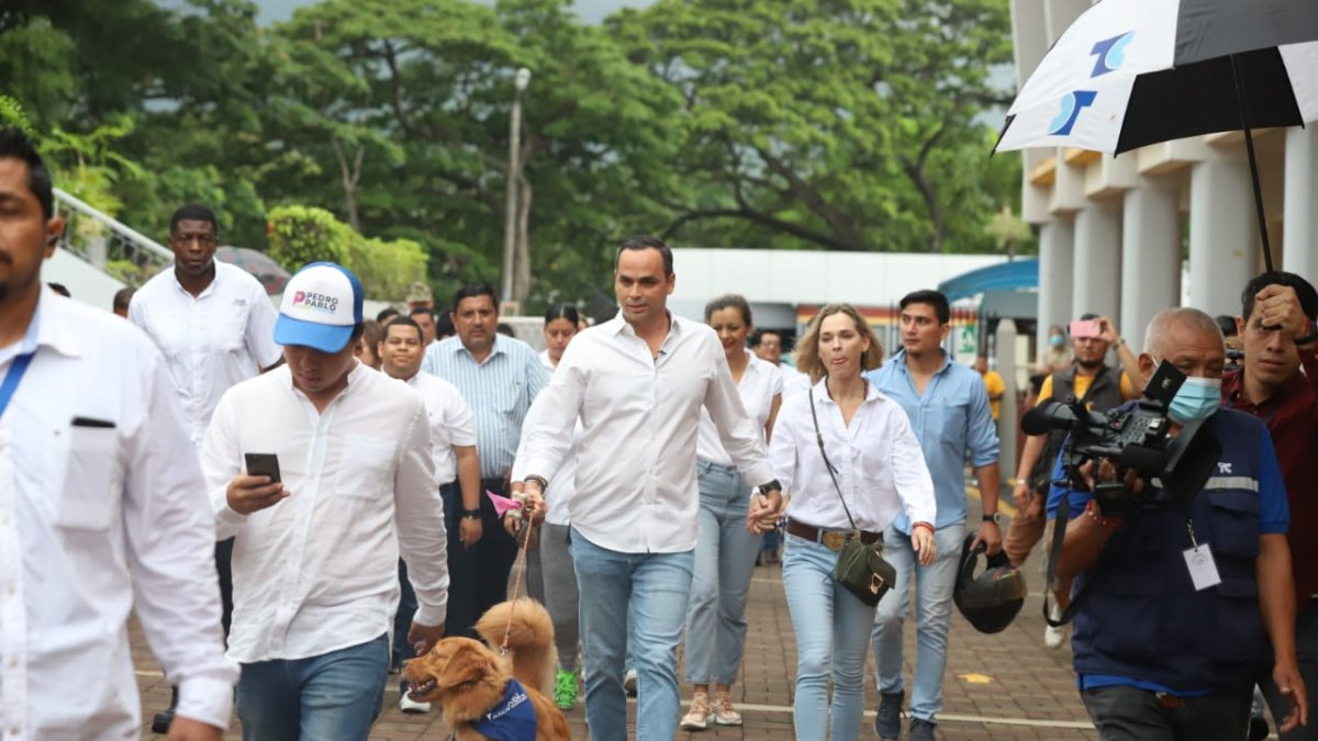 Pedro Pablo Duart ejerciendo su voto