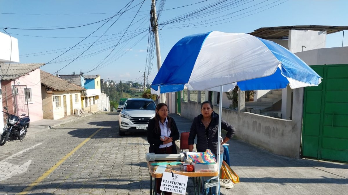 Además de estos negocios, la gente también vendía sus platitos de comida con una gran variedad.