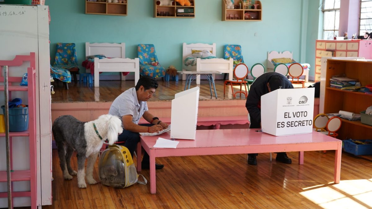 Jorge Yunda sufragó en el Centro Educativo General Artigas acompañado de su gato y su perro.