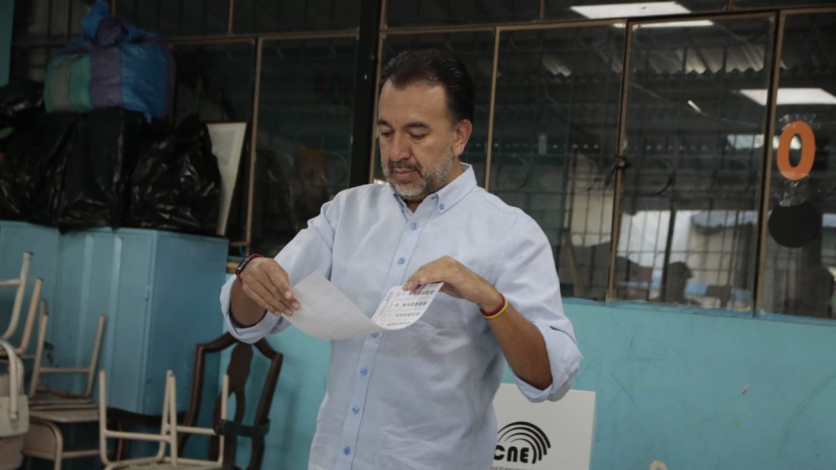 El candidato a la alcaldía de la capital llegó 20 minutos después de lo anunciado a uno de los recintos habilitados en Nayón, junto a su esposa y simpatizantes.