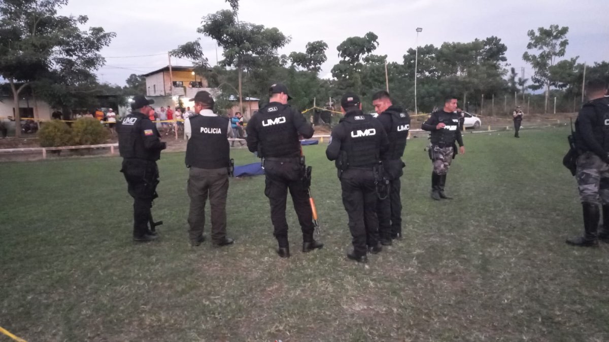 La Policía en la cancha de fútbol.