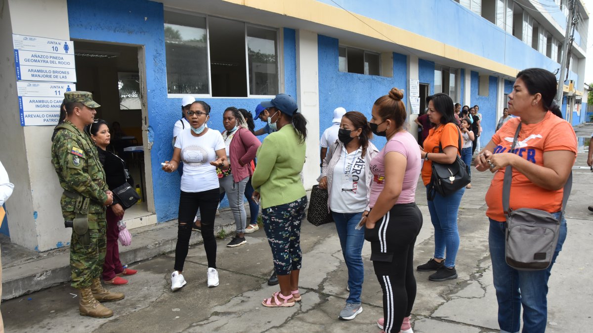 Algunos ciudadanos esperando ingresar para ejercer su voto.