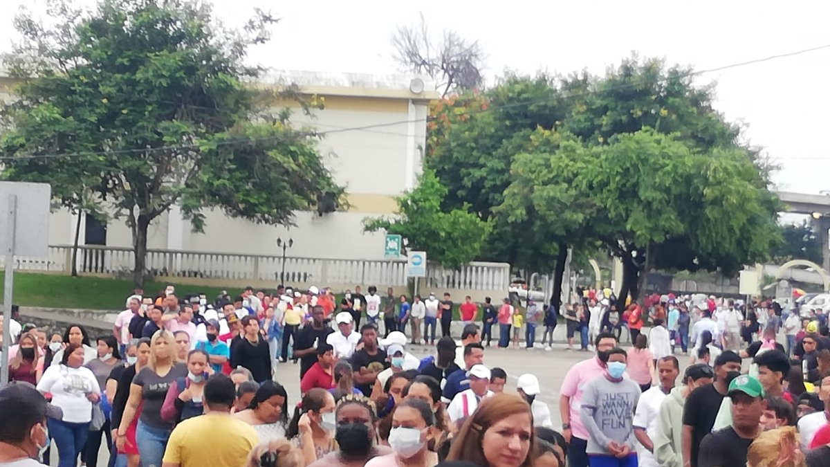 Fila.- En la Universidad Agraria, al sur de Guayaquil, se formaron largas filas.