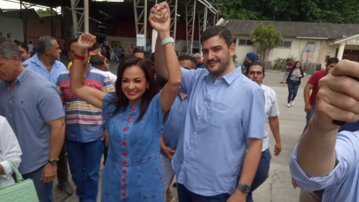 Entró con familia, amigos y simpatizantes al recinto electoral, al colegio Técnico Provincia de Bolívar.
