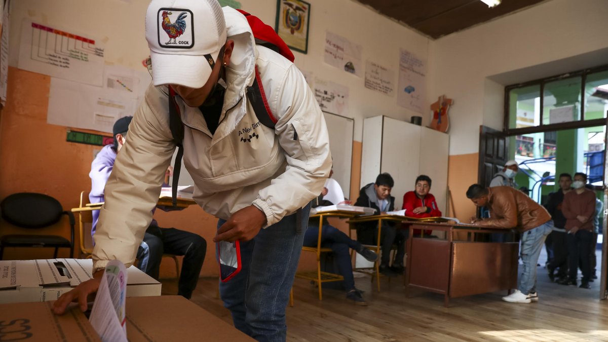 Ciudadanos ecuatorianos acuden a votar en las elecciones locales de Ecuador y el referéndum promovido por el Gobierno para reformar la Constitución hoy, en Quito (Ecuador).