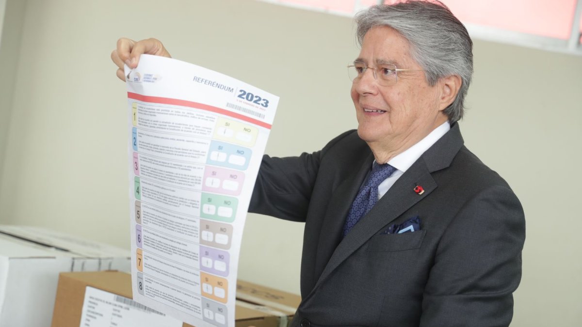El presidente Guillermo Lasso votó esta mañana en un recinto electoral de Guayaquil.