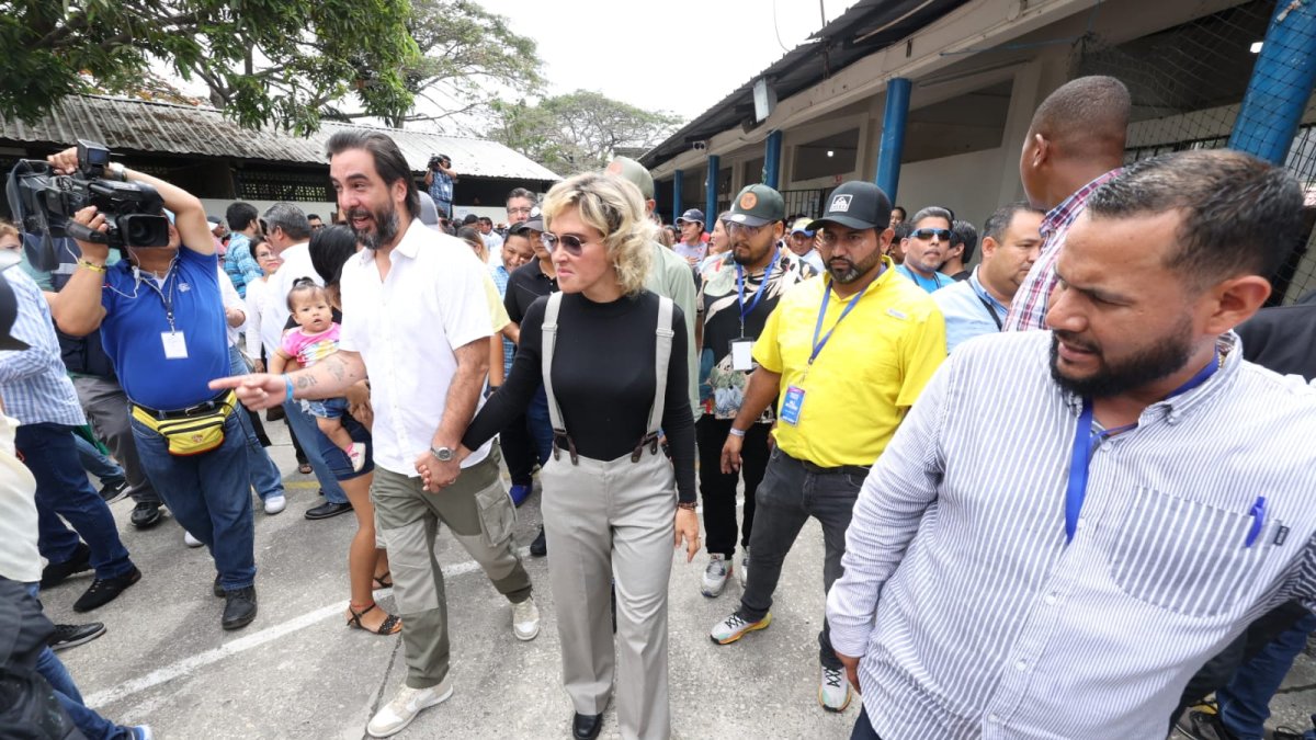 Llegó acompañada de varios de sus candidatos a concejales. Ánimo a que los ciudadanos salgan a sufragar.