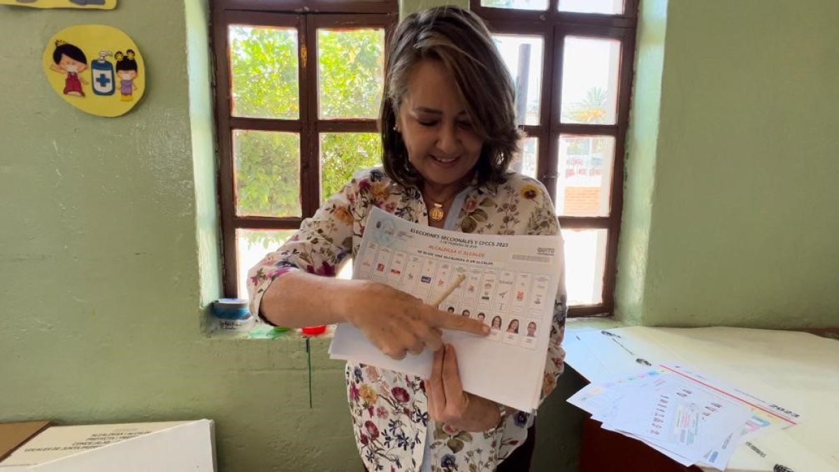 Votación. Luz Elena Coloma votó en Cumbayá, al oriente de Quito.
