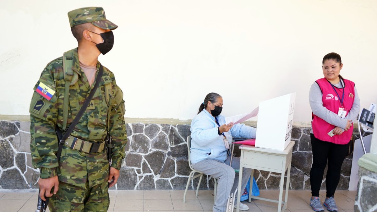 Policías y militares resguardan los recintos electorales para evitar incidentes.