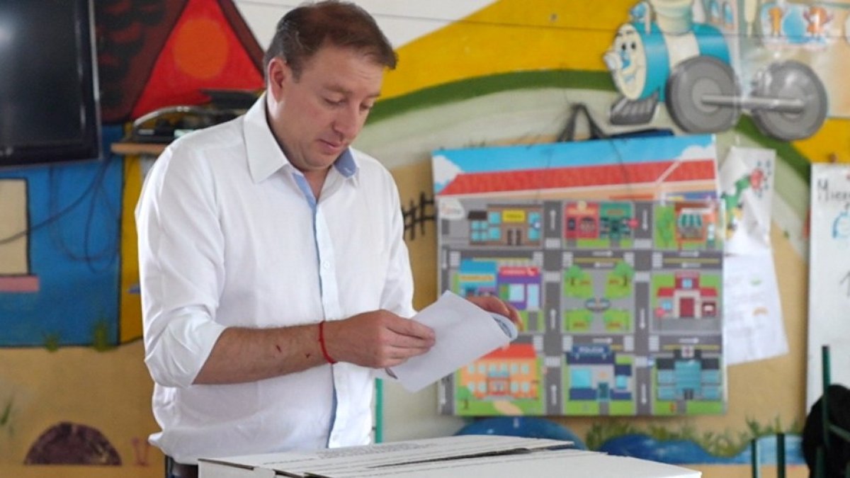 Sufragio. El candidato Eduardo del Pozo votó en la parroquia de Gualea.