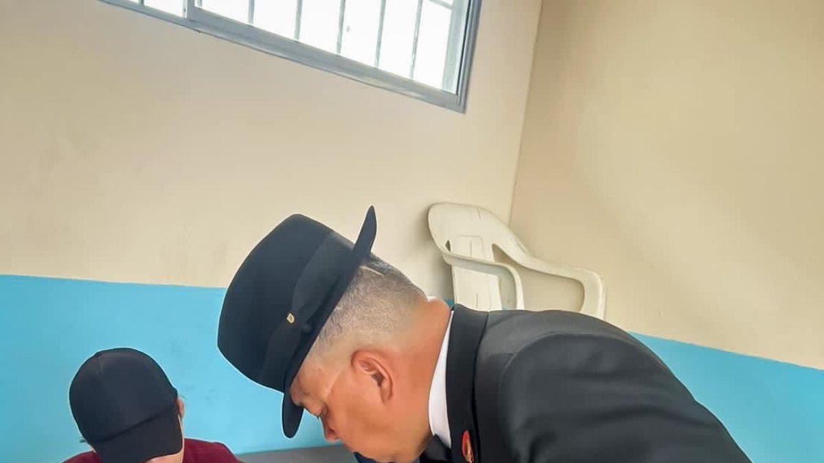 Sufragio. El aspirante a la Prefectura del Guayas, Héctor Vanegas, durante su derecho al voto.