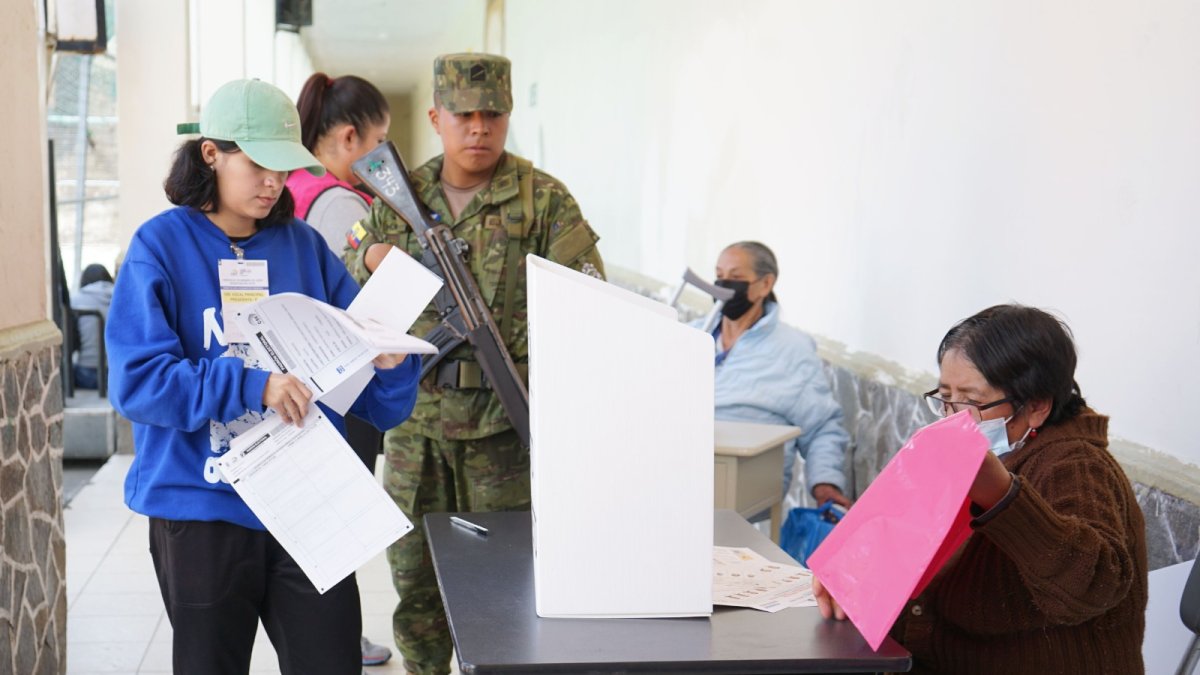 Los ciudadanos reportaron en redes sociales que algunos recintos no tenían afluencia de votantes, en tanto que en otros había filas.