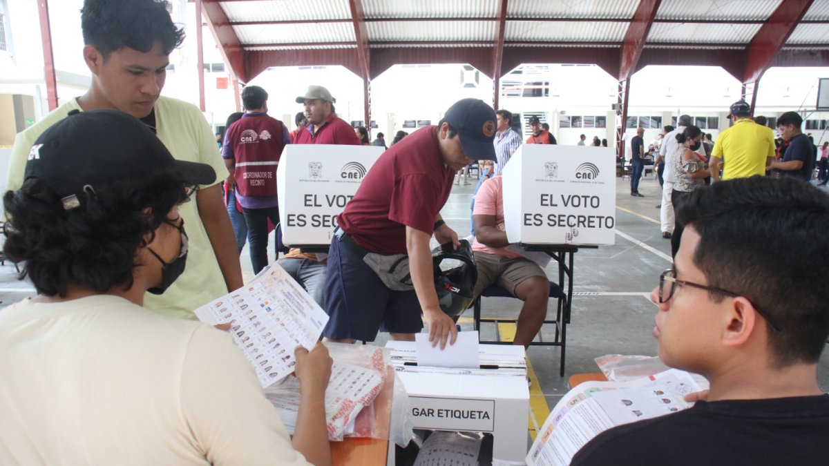 Comerciantes se tomaron las calles y veredas para expender sus productos. Hay quienes llegan con menores desde las 06:00