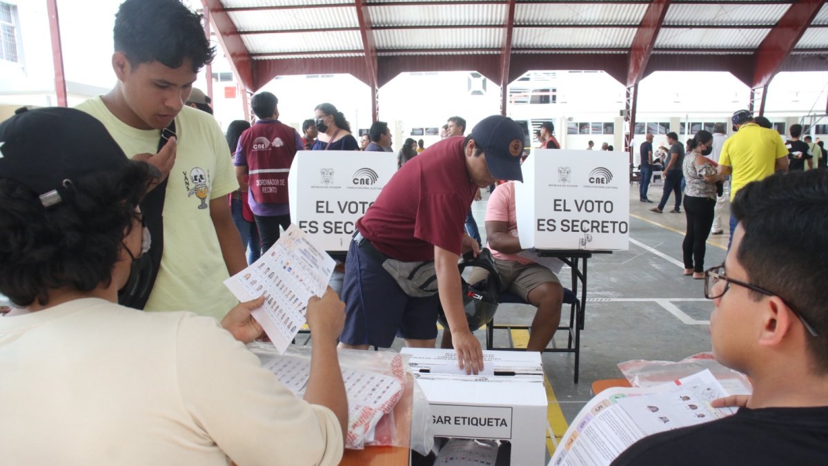Proceso.- Personas ejerciendo el derecho de votar.