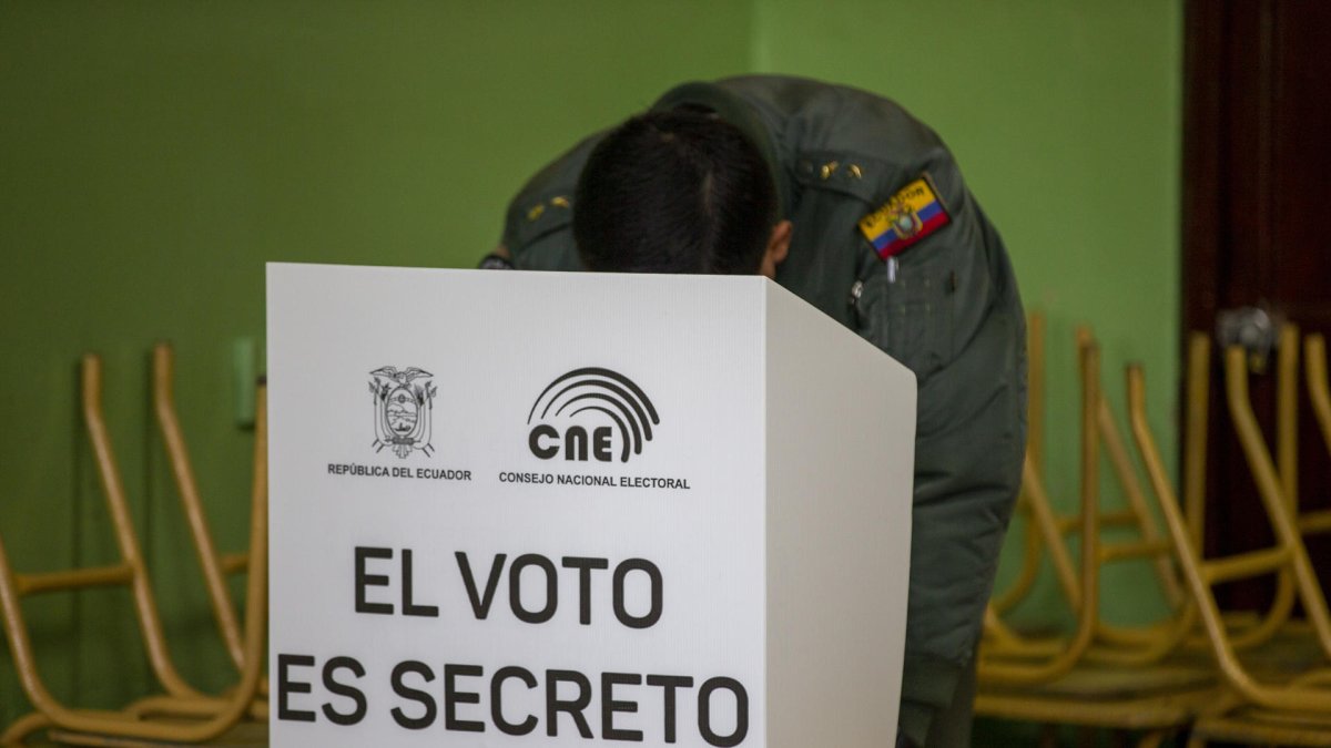 Ciudadanos ecuatorianos acuden a votar en las elecciones locales de Ecuador y el referéndum promovido por el Gobierno para reformar la Constitución hoy, en Quito (Ecuador).