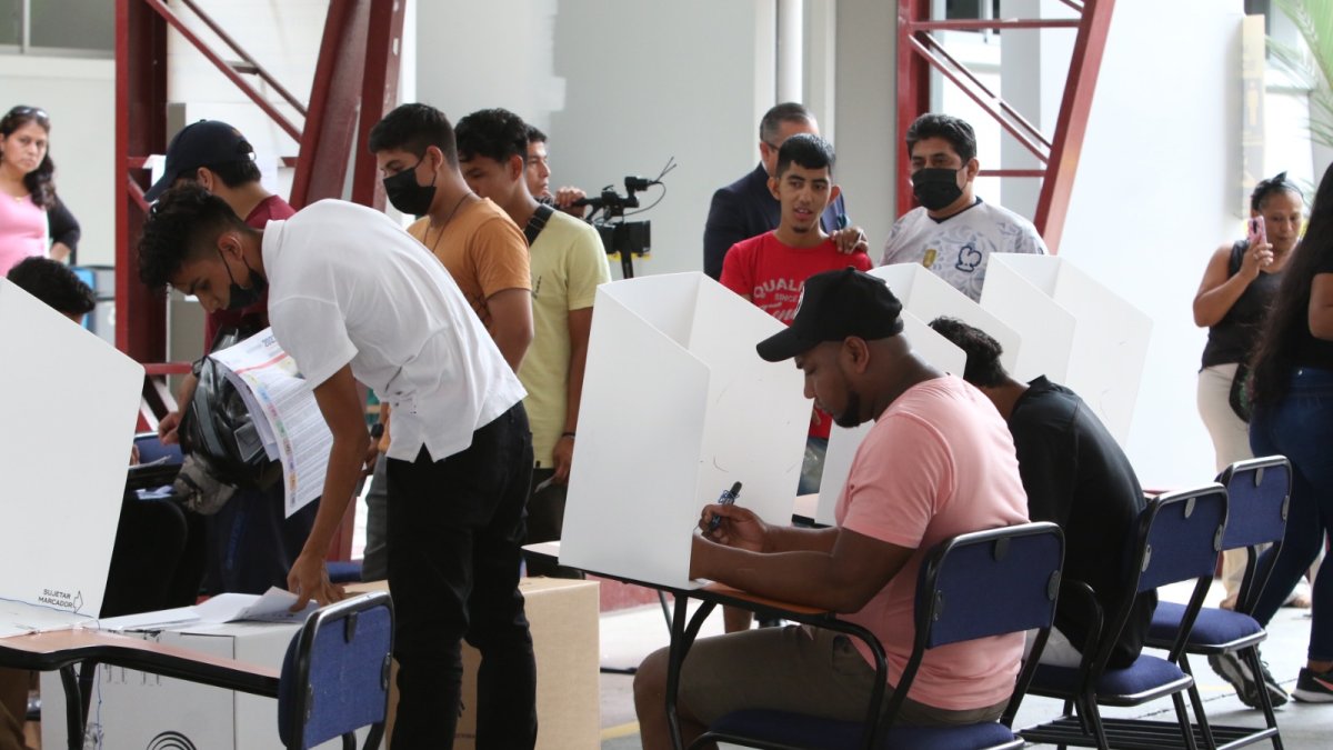 Miembros de la junta receptora asistieron a los votantes desde las 07:05