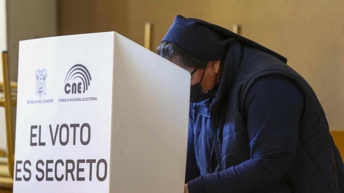 Una monja fue registrada este domingo, 5 de febrero, al ejercer su voto, durante la jornada de elecciones locales y del referéndum constitucional, en Quito (Ecuador).