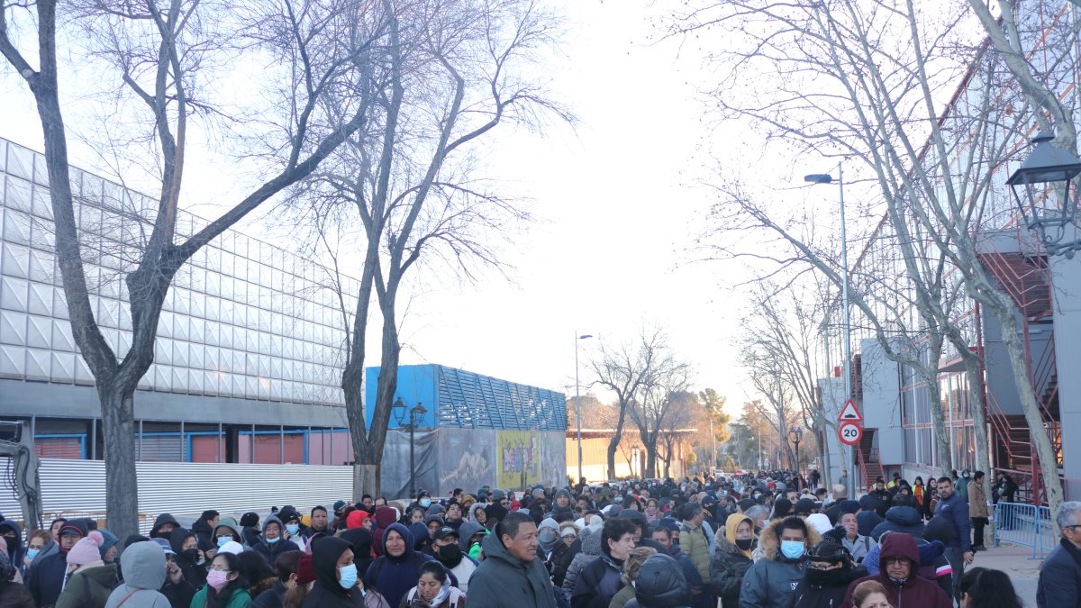 Participantes. Miles de personas acudieron a los recintos habilitados para las votaciones.