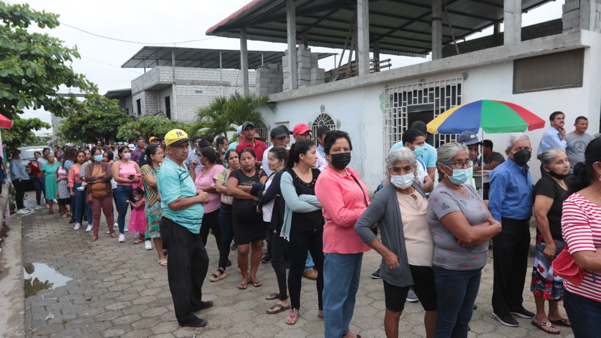 En la unidad Educativa Junquillal los ciudadanos entrando para sufragar