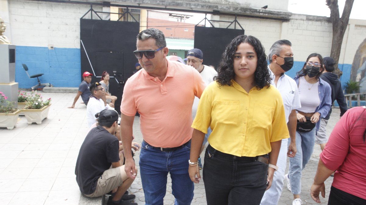 Danna Espinoza (16), junto a su padre, quien la acompañó a sufragar por primera vez en estas elecciones.