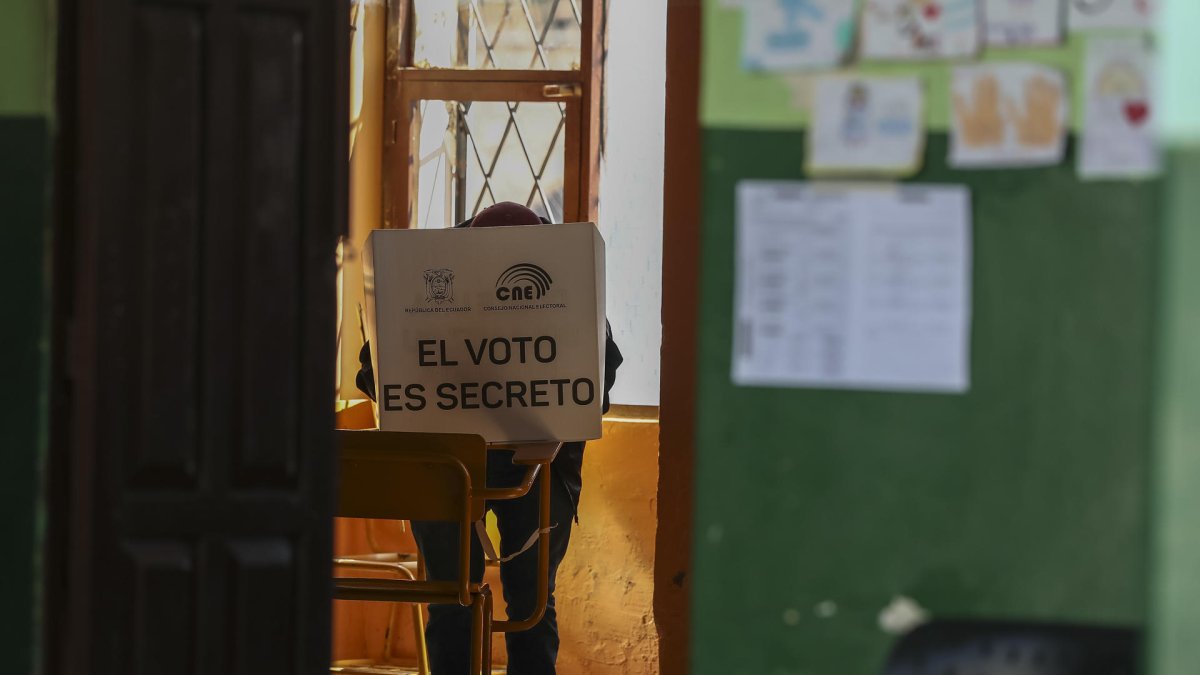 Votantes en la jornada de elecciones locales y referéndum constitucional.