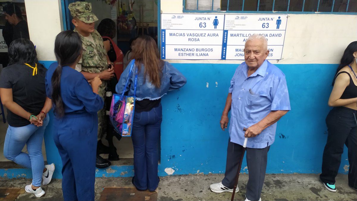 Presencia. Abel Martillo Hurtado hizo un largo viaje desde su barrio en el sector sur de Guayaquil para votar ayer.