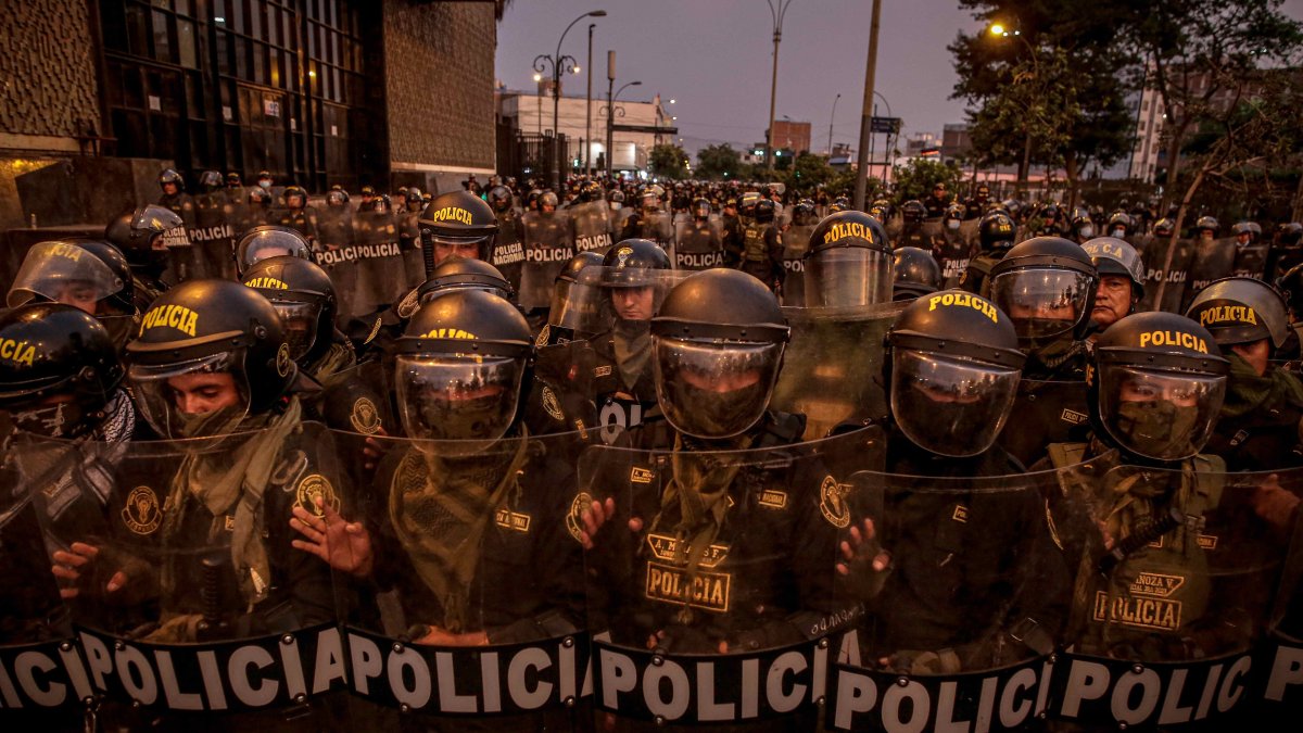 La Policía Nacional del Perú (PNP) continuará al mando del control del orden interno, pero con el apoyo de las Fuerzas Armadas. 