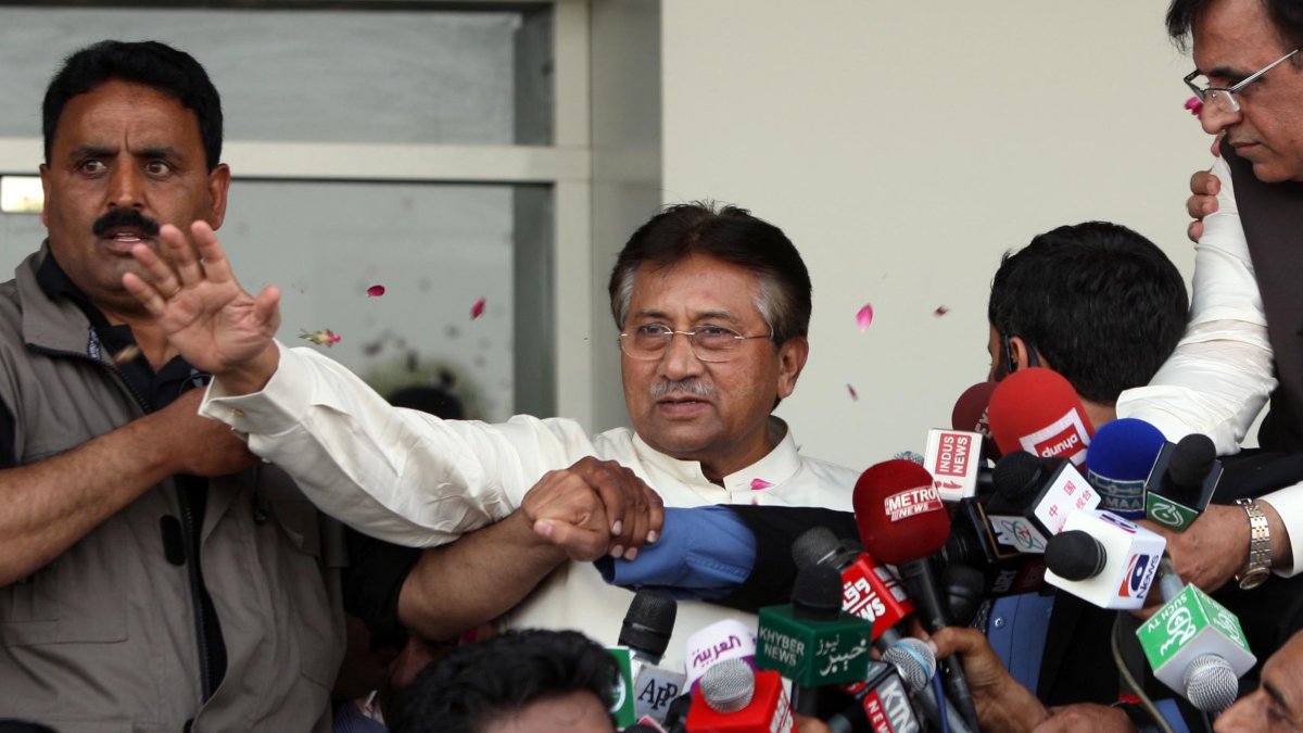 Pervez Musharraf (centro), expresidente de Pakistán, en una foto de archivo. 