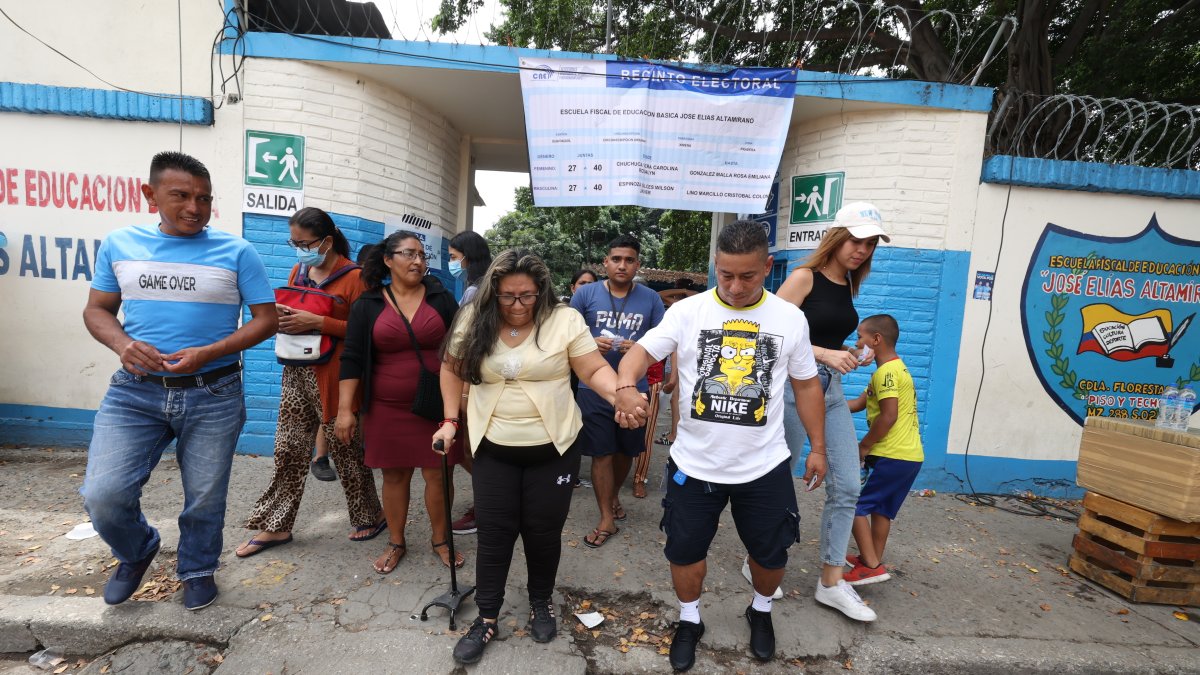 1. Dificultades. Las personas con movilidad reducida tenían complicaciones para caminar en los recintos electorales