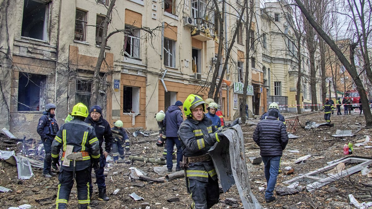 Rescatistas trabajan en los exteriores de edificios residenciales destruidos por misiles rusos en Kharkiv. 