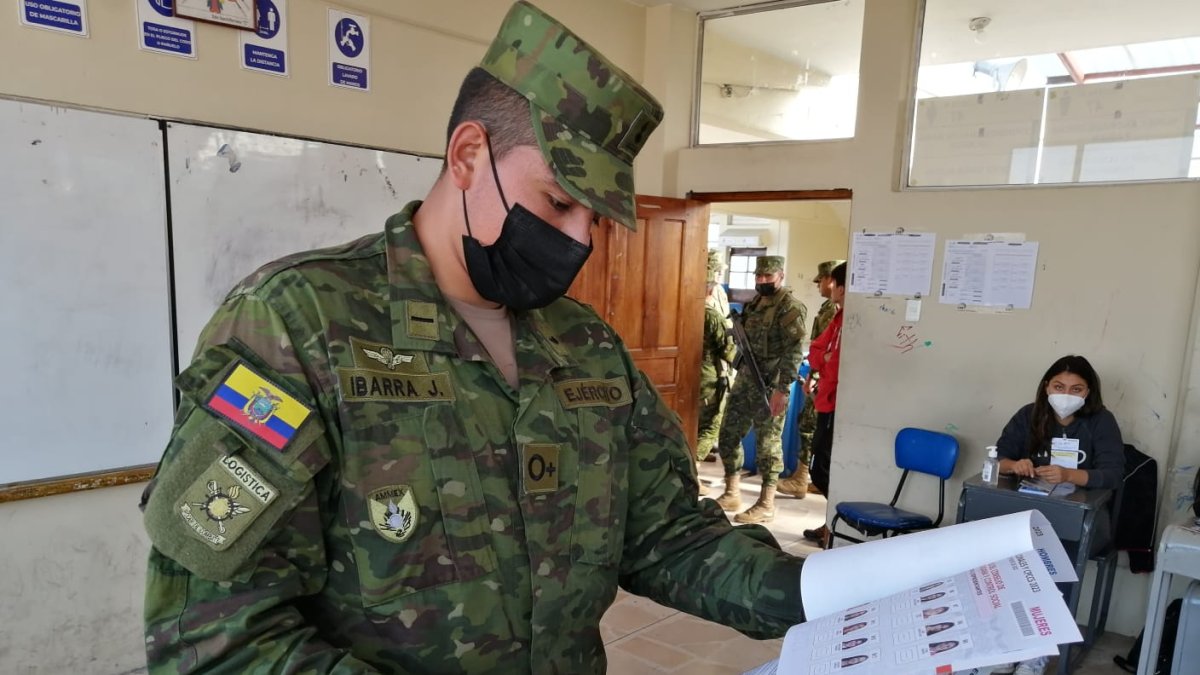 Sur. El cabo Jean Pierre Ibarra es de Quito y por eso participó de las elecciones seccionales de la capital.